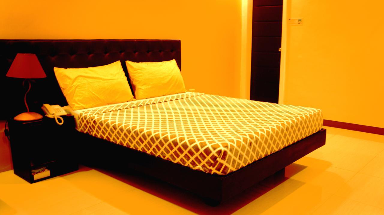Urbantel Hotel Лусена Екстер'єр фото